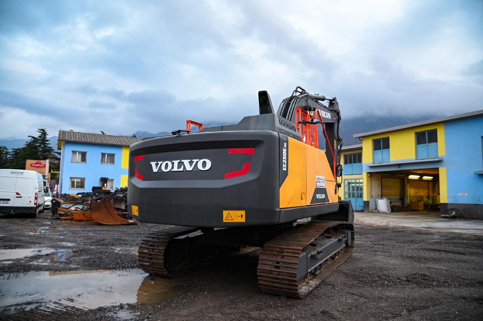 гусеничный экскаватор  VOLVO EC250ENL