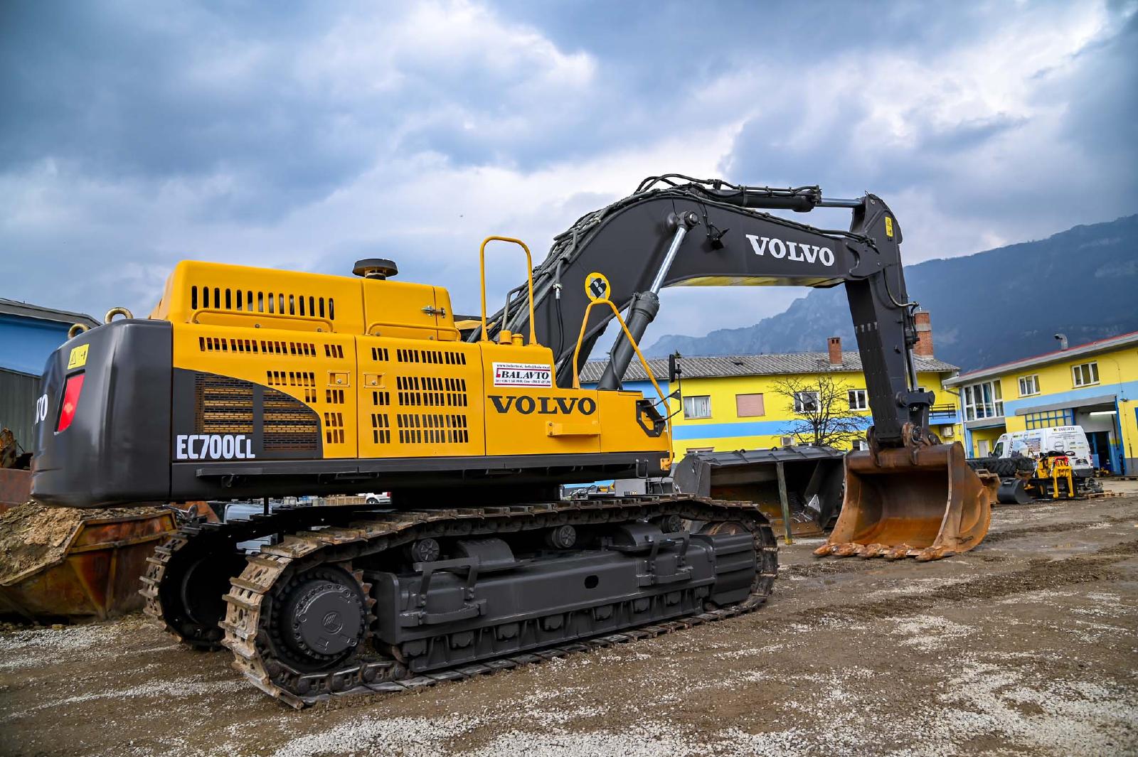 гусеничный экскаватор  VOLVO EC700CL