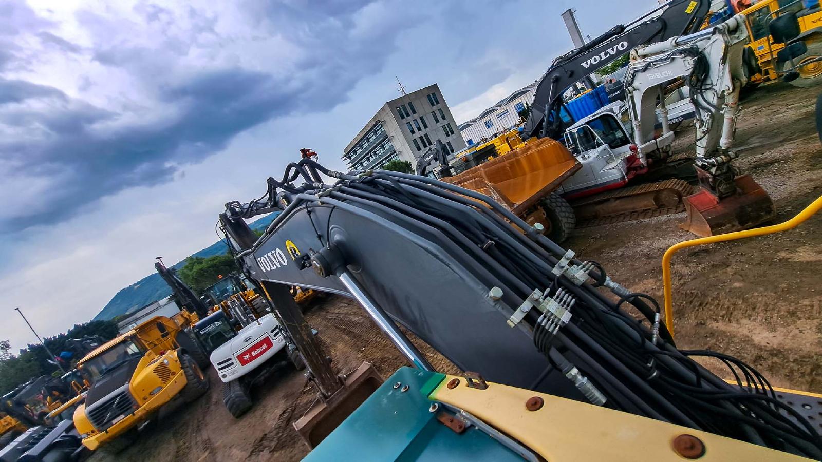 гусеничный экскаватор  VOLVO EC210CNL