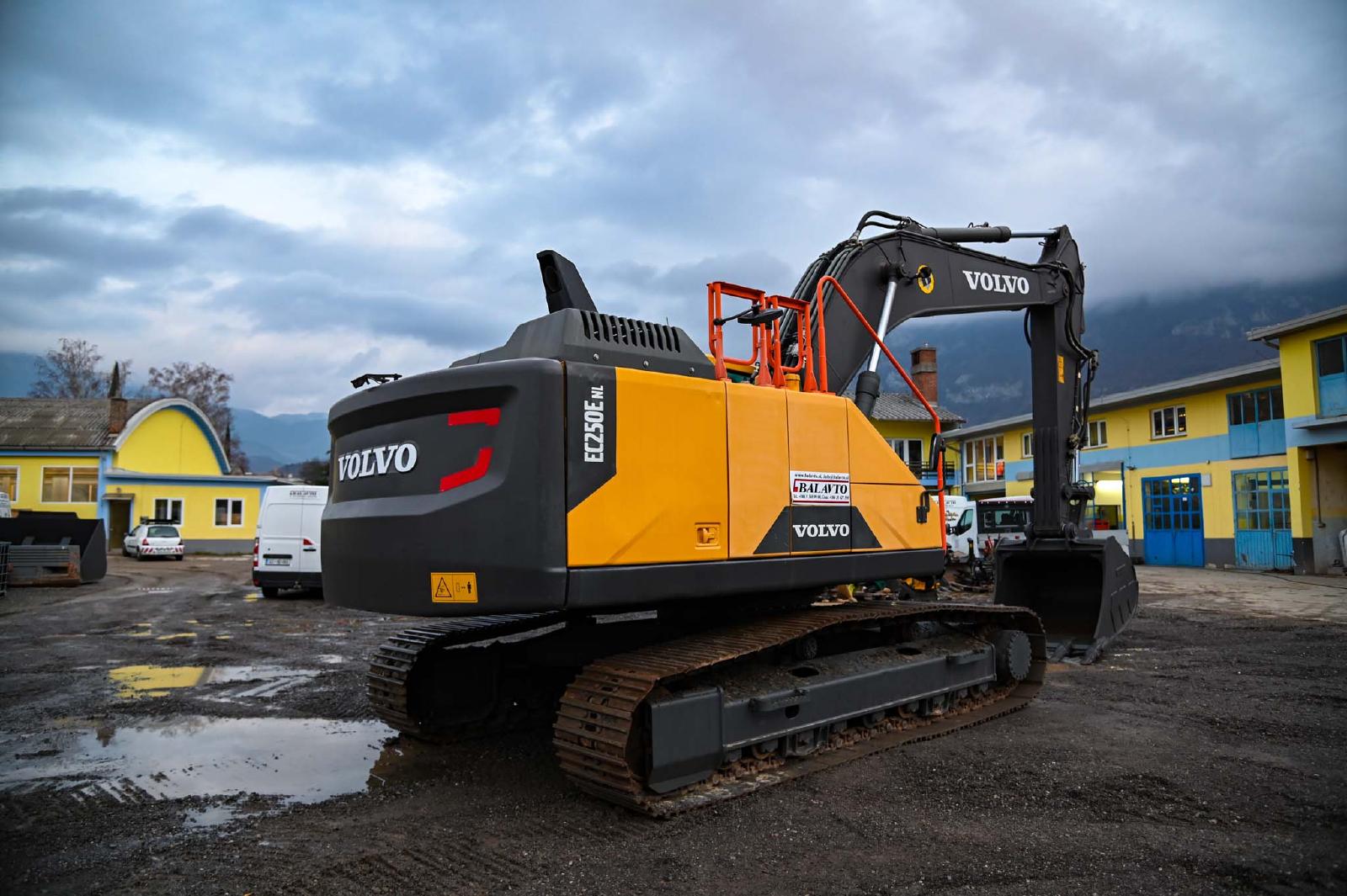 гусеничный экскаватор  VOLVO EC250ENL