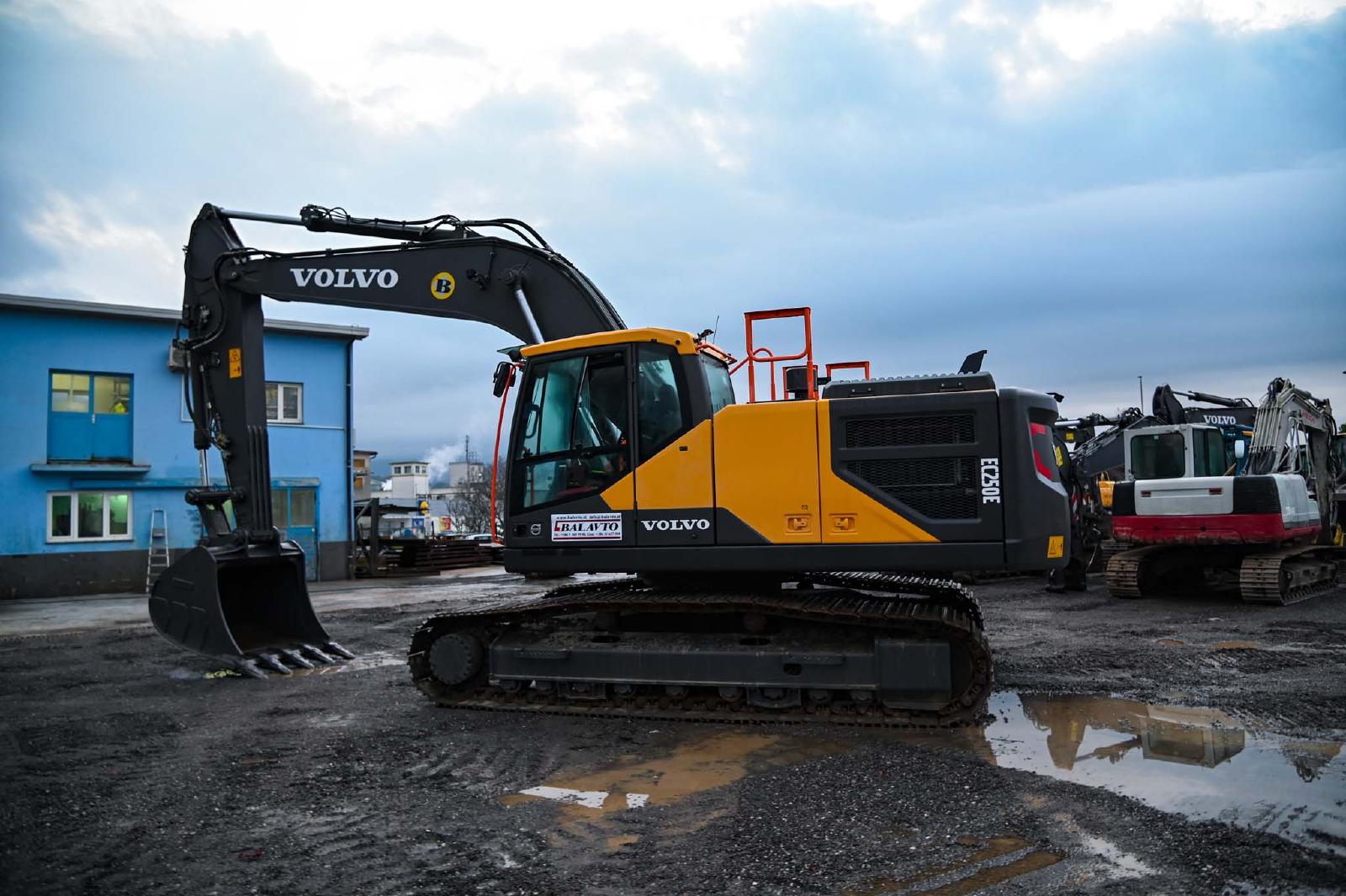 гусеничный экскаватор  VOLVO EC250ENL