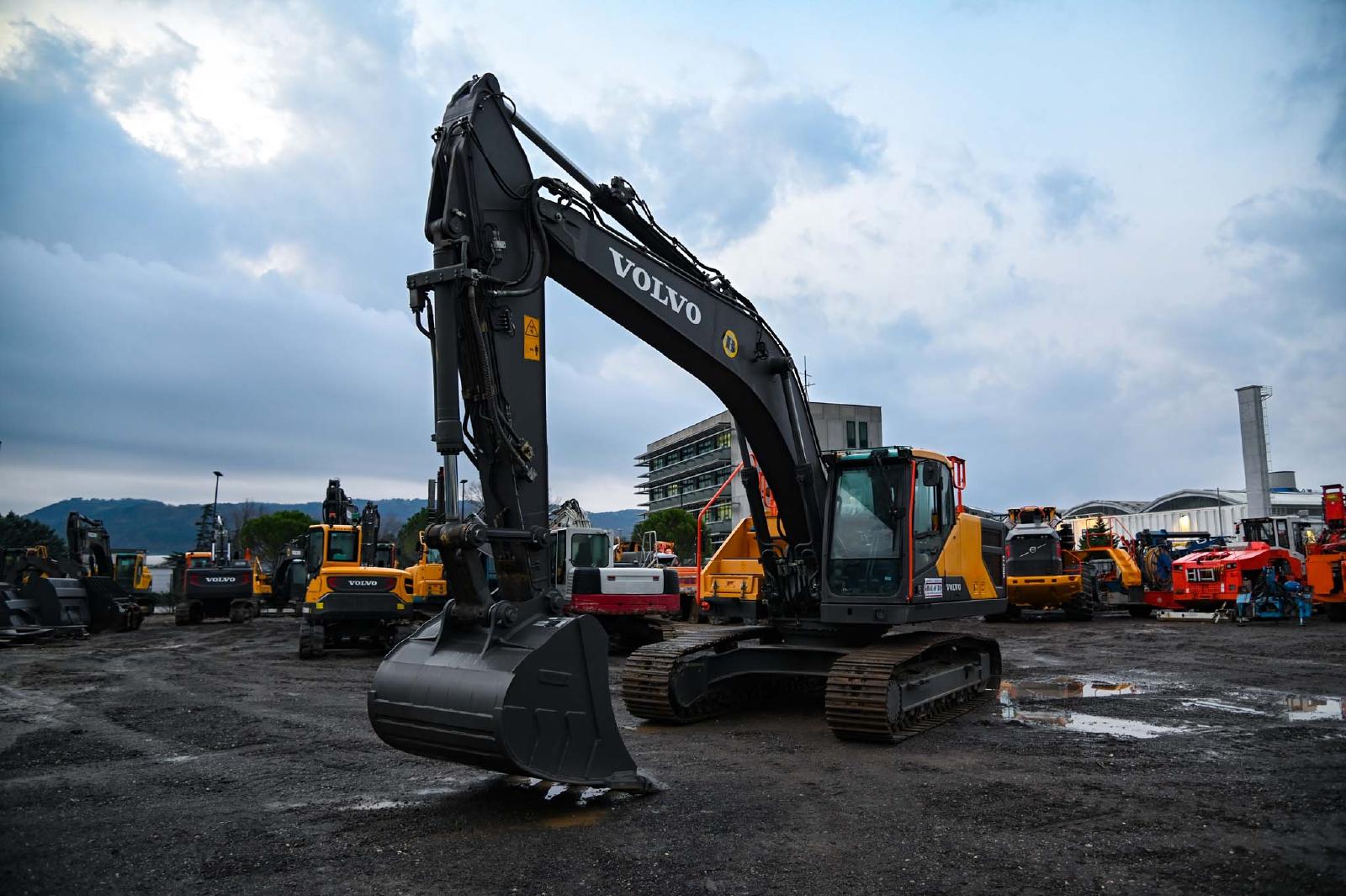 гусеничный экскаватор  VOLVO EC250ENL