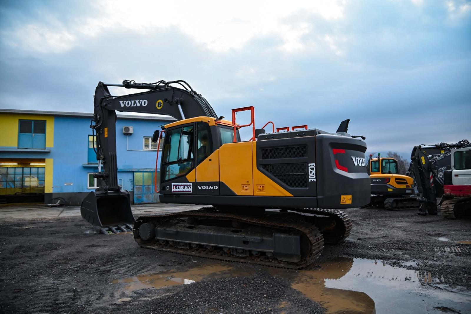 гусеничный экскаватор  VOLVO EC250ENL