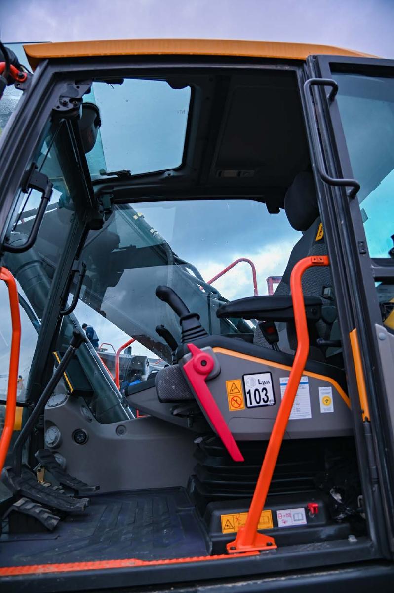 гусеничный экскаватор  VOLVO EC250ENL