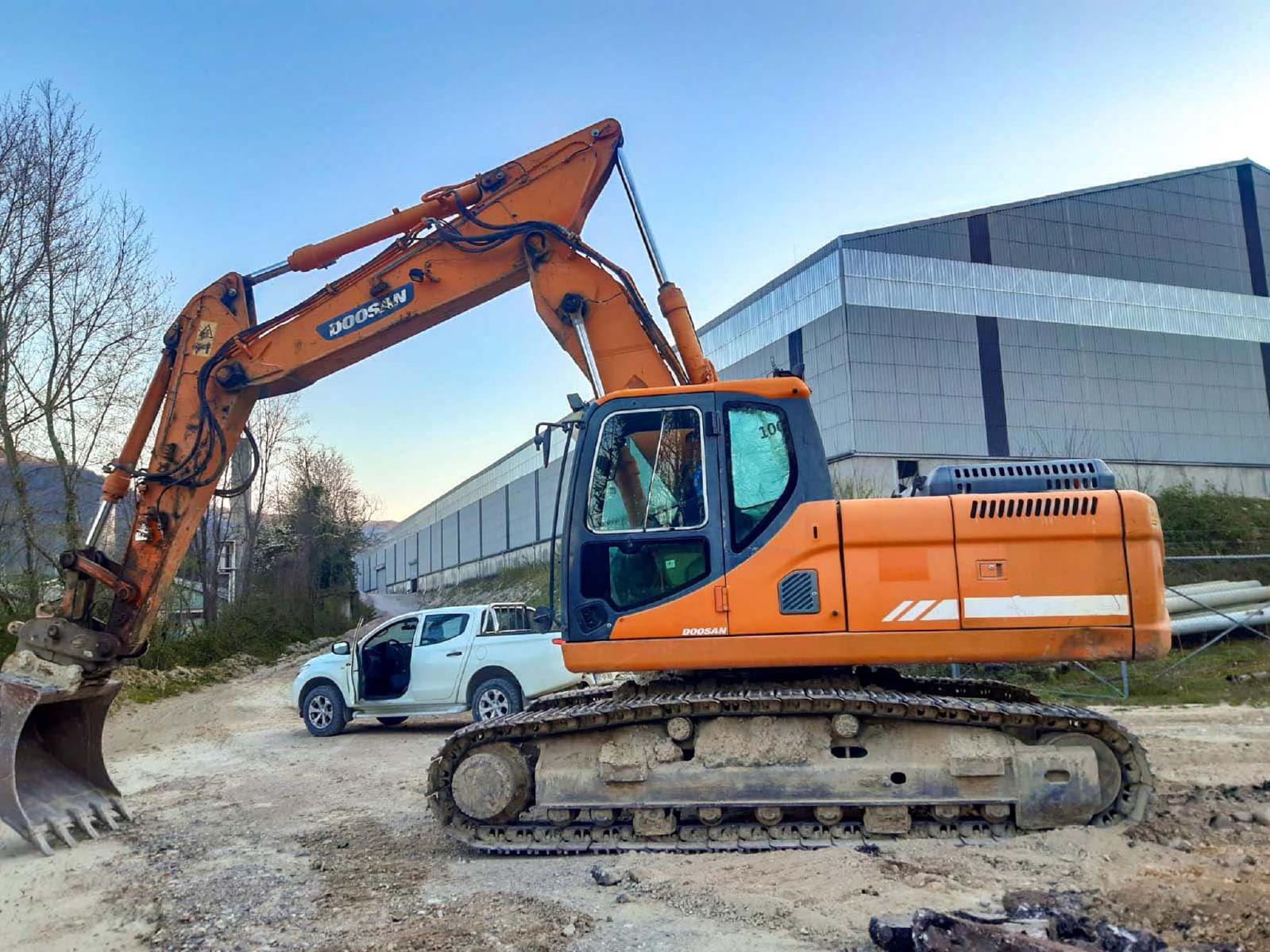 гусеничный экскаватор  DOOSAN DX235LCR