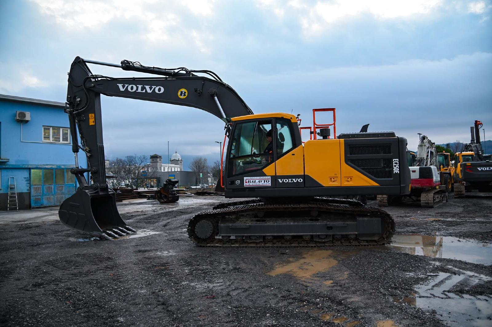 гусеничный экскаватор  VOLVO EC250ENL