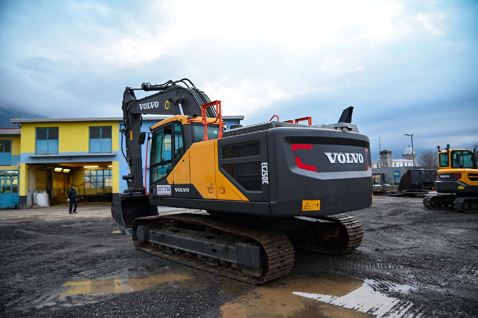 гусеничный экскаватор  VOLVO EC250ENL