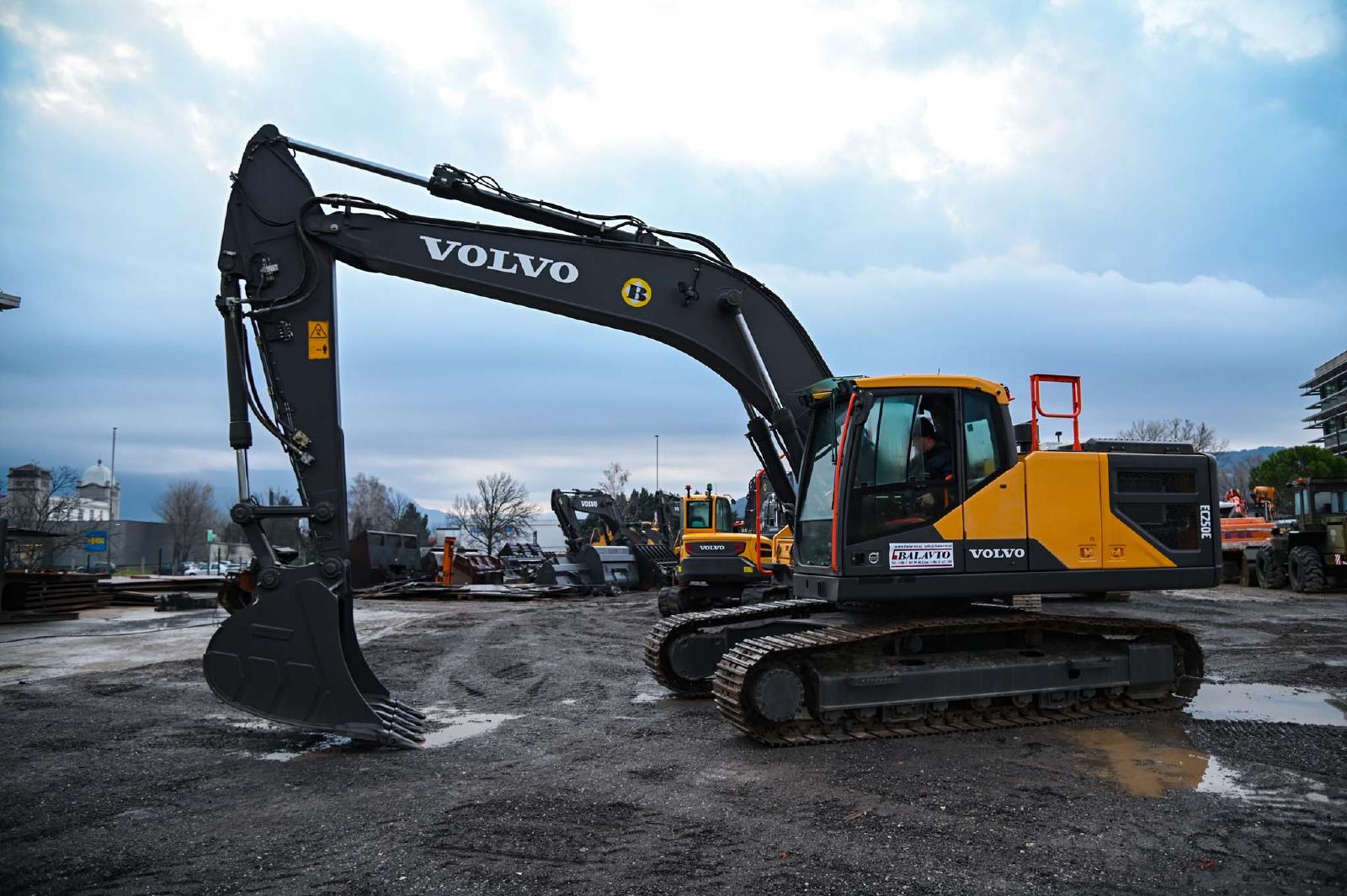 гусеничный экскаватор  VOLVO EC250ENL