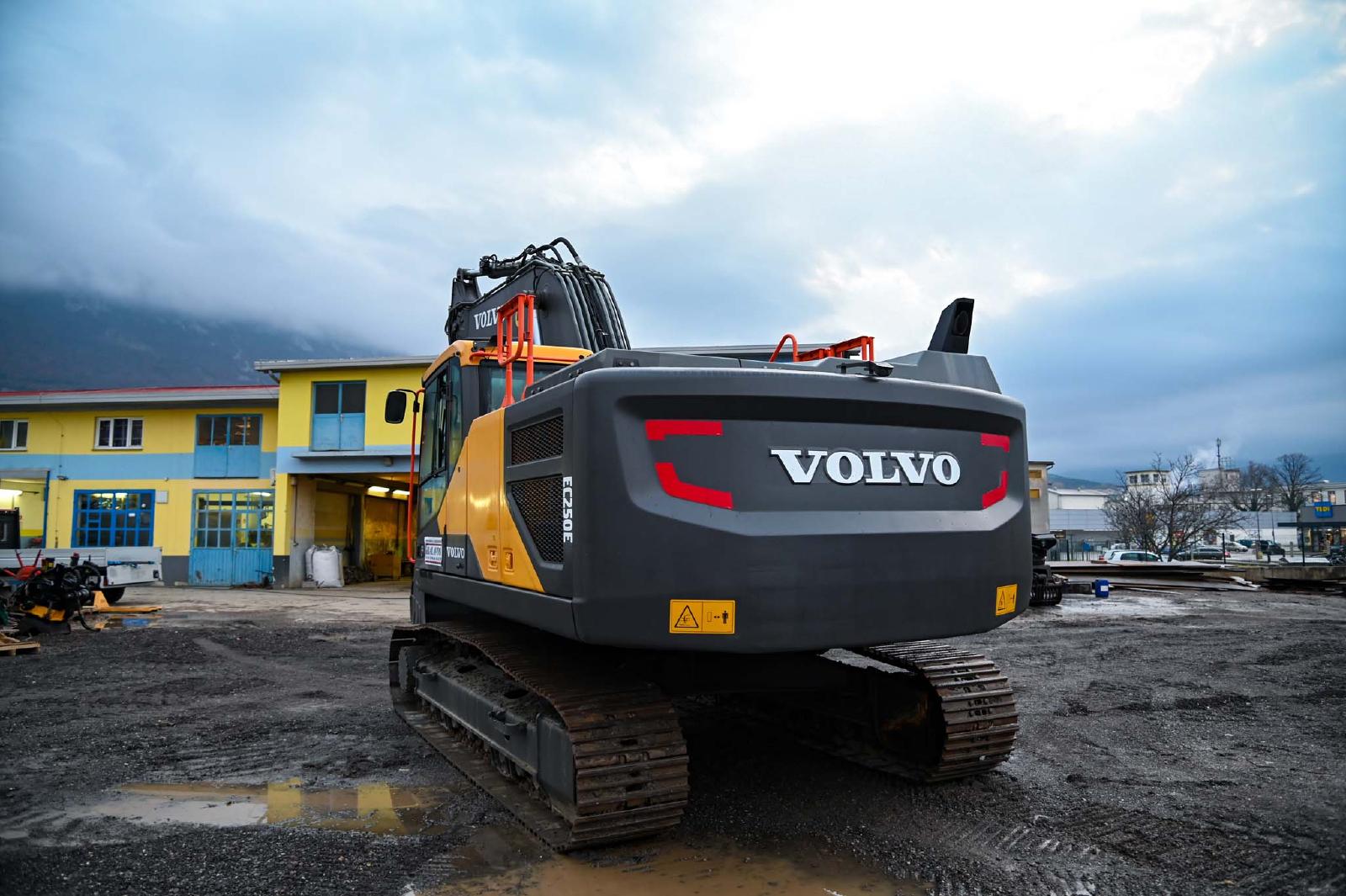 гусеничный экскаватор  VOLVO EC250ENL