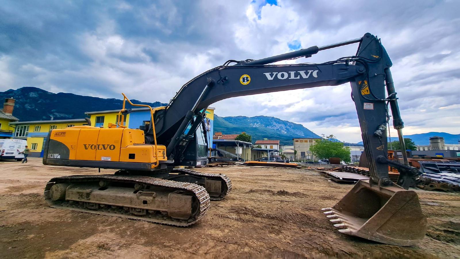 гусеничный экскаватор  VOLVO EC210CNL