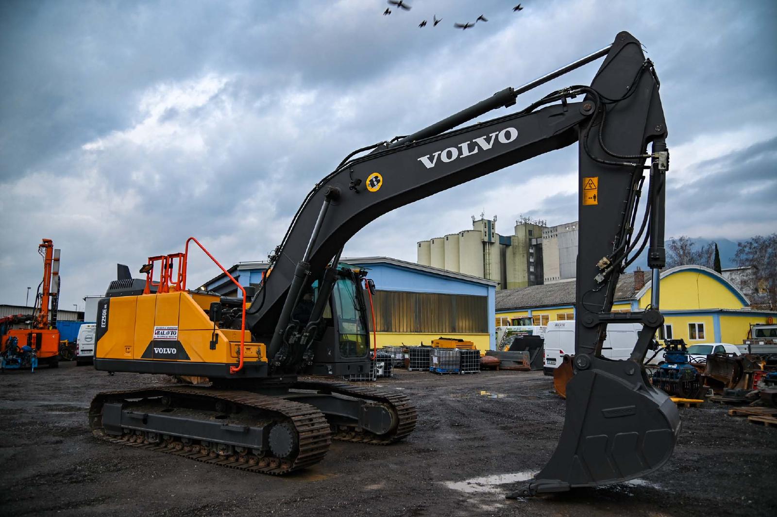 гусеничный экскаватор  VOLVO EC250ENL