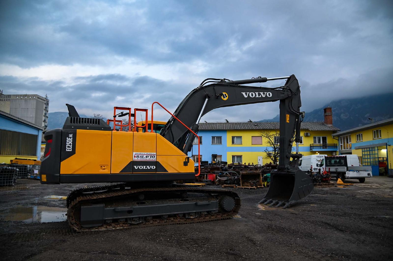 гусеничный экскаватор  VOLVO EC250ENL