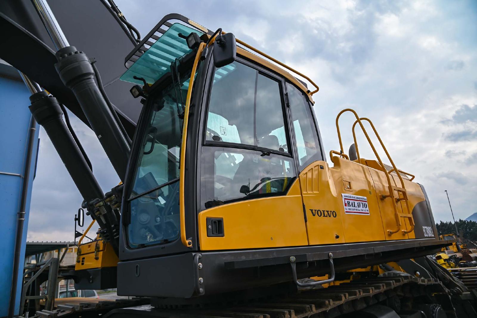 гусеничный экскаватор  VOLVO EC700CL