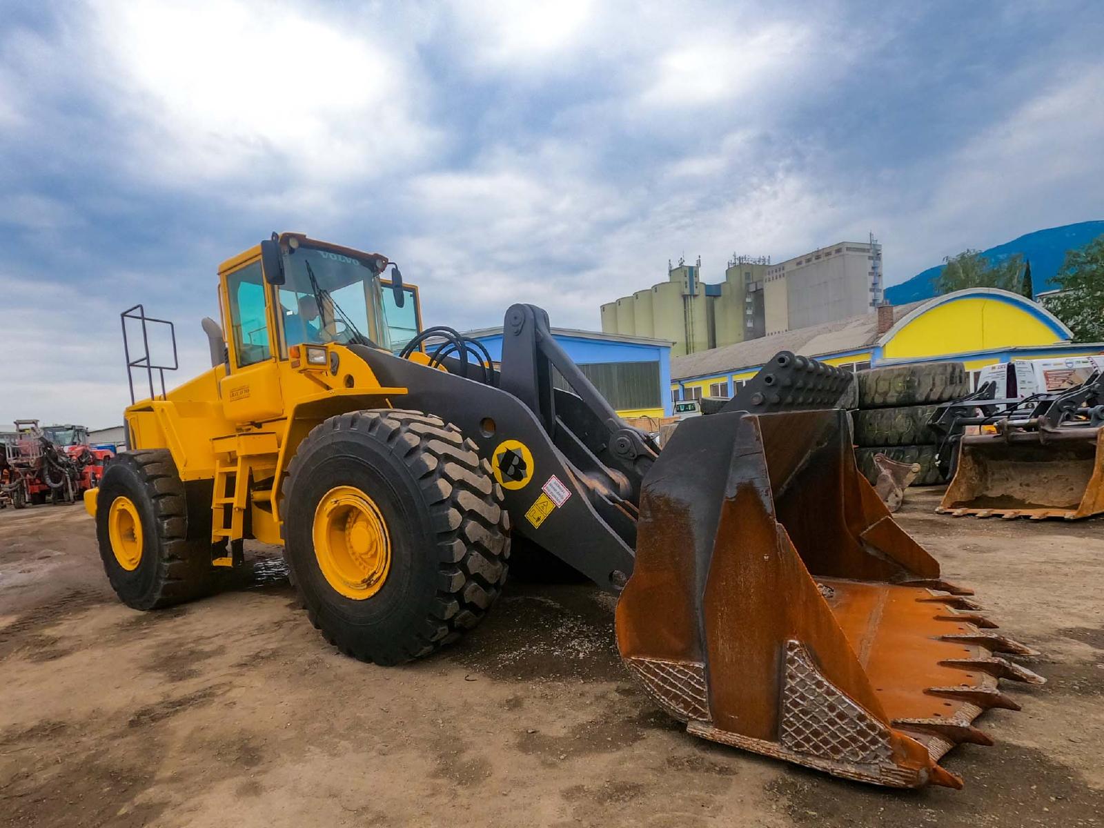 фронтальный погрузчик VOLVO L220