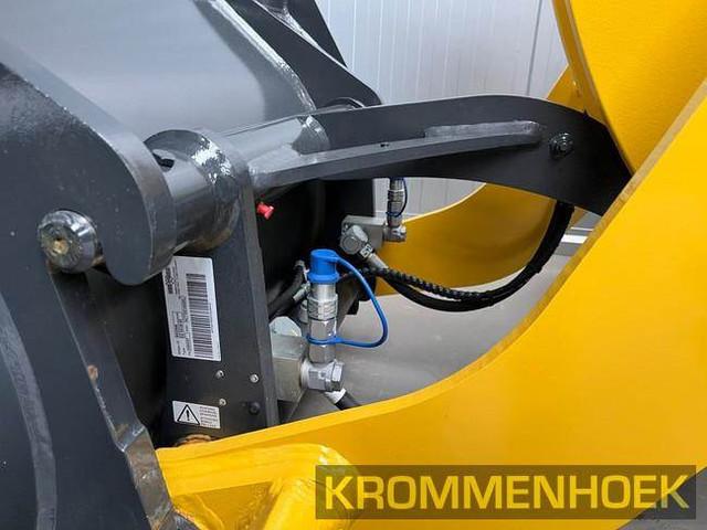 фронтальный погрузчик KOMATSU WA70M-8E0